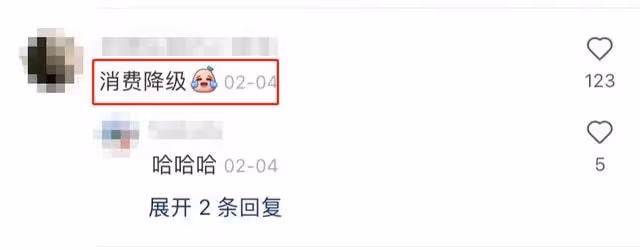 林瑞陽攜妻女悠閒逛商場,一身黑衣包裹嚴實,兒子林禹見准丈母娘