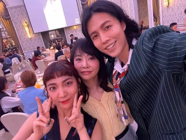 林瑞陽攜妻女悠閒逛商場,一身黑衣包裹嚴實,兒子林禹見准丈母娘