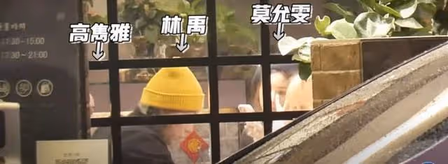 林瑞陽攜妻女悠閒逛商場,一身黑衣包裹嚴實,兒子林禹見准丈母娘