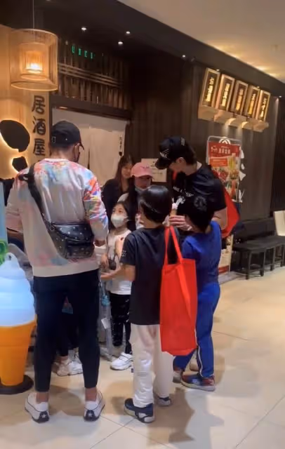 吳尊劉畊宏兩家聚會，11歲NeiNei身高猛長，8歲小泡芙女神范十足