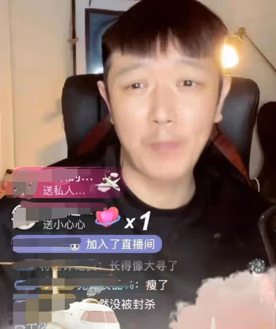 主持人田源被封殺後生活依舊瀟灑，住20萬一平豪宅，曾坦言沒朋友