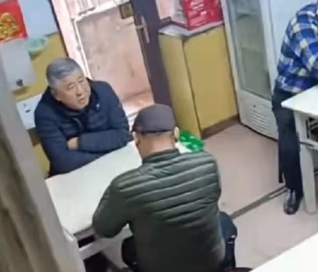 65歲程煜近況惹擔憂,現身小飯館就餐無人識,說話慢吞吞宣傳白酒
