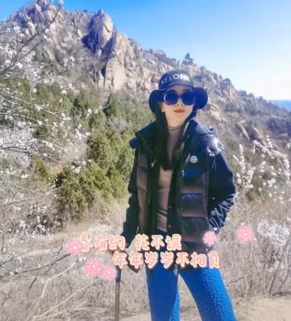 央視李思思帶娃外出春遊,穿著隨意坐姿霸氣,小腹凸起呈現幸福肥