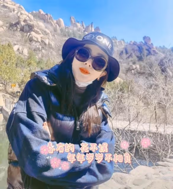 央視李思思帶娃外出春遊,穿著隨意坐姿霸氣,小腹凸起呈現幸福肥