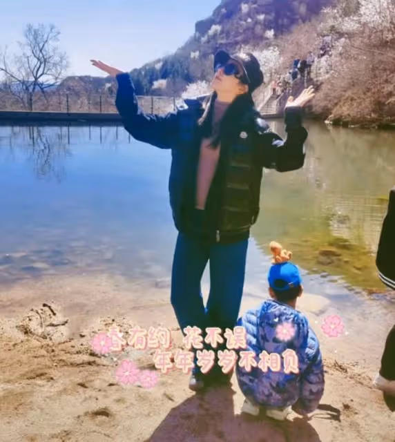 央視李思思帶娃外出春遊,穿著隨意坐姿霸氣,小腹凸起呈現幸福肥