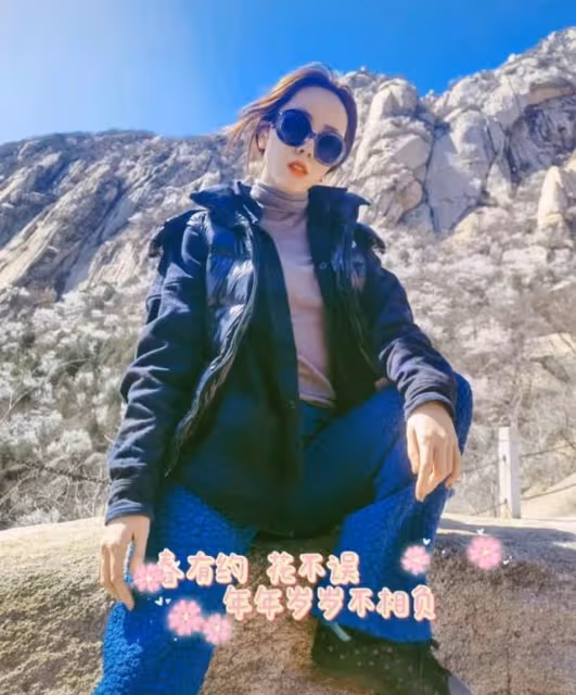央視李思思帶娃外出春遊,穿著隨意坐姿霸氣,小腹凸起呈現幸福肥