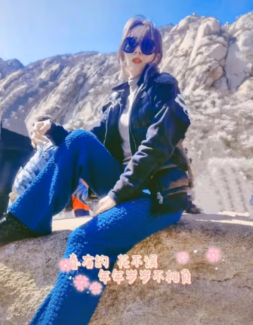 央視李思思帶娃外出春遊,穿著隨意坐姿霸氣,小腹凸起呈現幸福肥