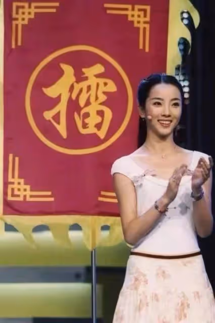 央視李思思帶娃外出春遊,穿著隨意坐姿霸氣,小腹凸起呈現幸福肥