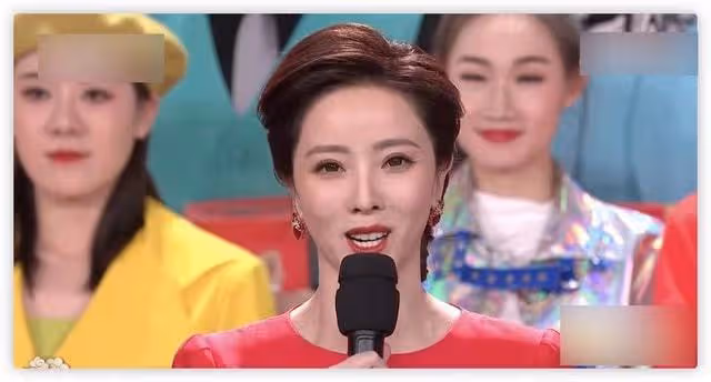 央視李思思帶娃外出春遊,穿著隨意坐姿霸氣,小腹凸起呈現幸福肥