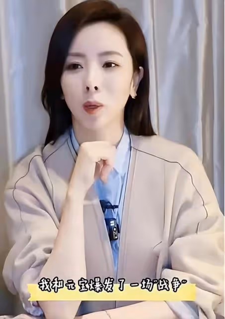 央視李思思帶娃外出春遊,穿著隨意坐姿霸氣,小腹凸起呈現幸福肥