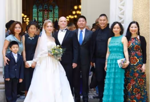 原配主動讓位！忍小三身份多年「如願嫁大30歲名導」　卻婚內出軌「丈夫走後」55歲再嫁千億豪門