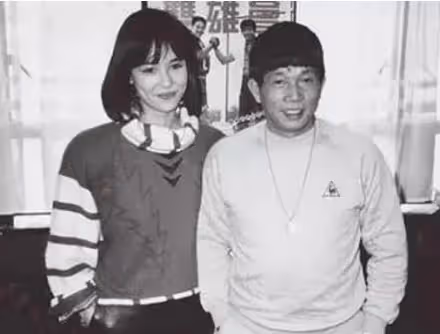 原配主動讓位！忍小三身份多年「如願嫁大30歲名導」　卻婚內出軌「丈夫走後」55歲再嫁千億豪門