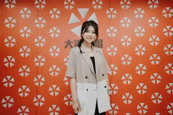 金曲歌后大方承認：我是雙性戀！自爆心目中「理想女友是她」　「交過2任女友」父母都很開放