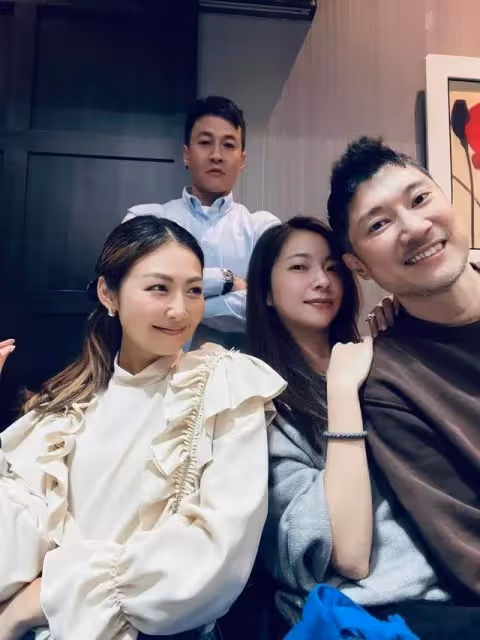 何潤東夫妻罕見同框，39歲林姵希身穿淺色上衣搭配牛仔褲，​顏值超高，結婚六年無子，仍想自然懷孕