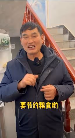 大衣哥一家懶理陳亞男離婚風波，朱小偉悠閒度日，大衣嫂直播唱歌
