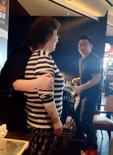 李菁菁外出吃飯被偶遇,與路人摟抱合照態度親切,胸前大玉墜搶眼