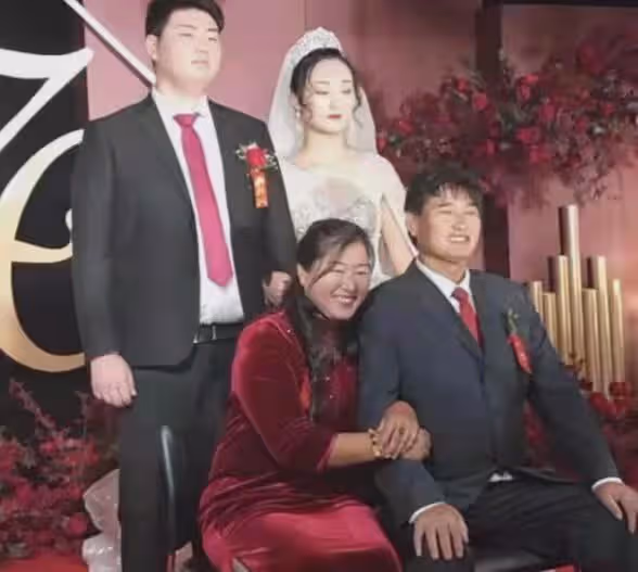 大衣哥一家懶理陳亞男離婚風波，朱小偉悠閒度日，大衣嫂直播唱歌
