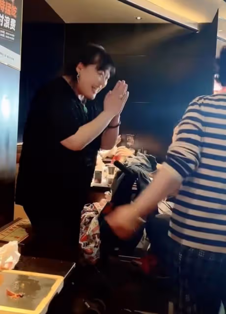 李菁菁外出吃飯被偶遇,與路人摟抱合照態度親切,胸前大玉墜搶眼