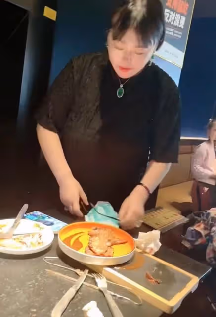 李菁菁外出吃飯被偶遇,與路人摟抱合照態度親切,胸前大玉墜搶眼