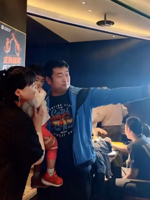 李菁菁外出吃飯被偶遇,與路人摟抱合照態度親切,胸前大玉墜搶眼