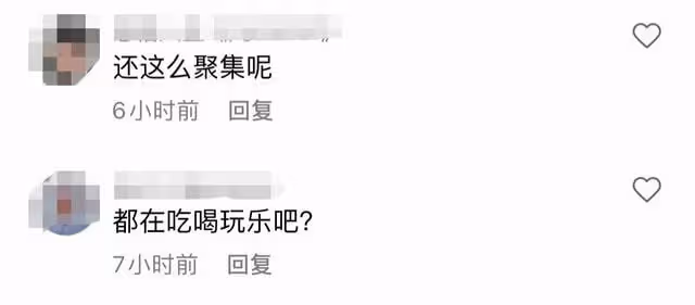 李菁菁外出吃飯被偶遇,與路人摟抱合照態度親切,胸前大玉墜搶眼