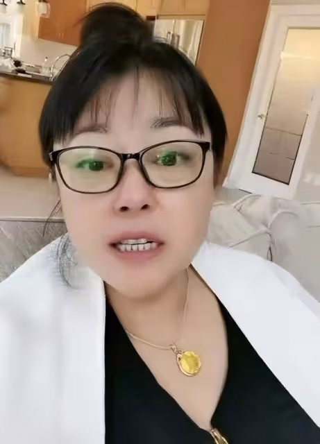 李菁菁外出吃飯被偶遇,與路人摟抱合照態度親切,胸前大玉墜搶眼