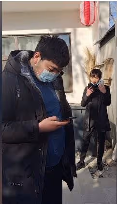 大衣哥一家懶理陳亞男離婚風波，朱小偉悠閒度日，大衣嫂直播唱歌