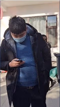 大衣哥一家懶理陳亞男離婚風波，朱小偉悠閒度日，大衣嫂直播唱歌