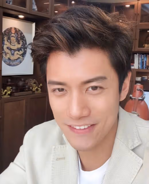 陳喬恩在家擺酒設宴，戴黃金項鍊鑲滿鑽，小9歲男友忙下廚太寵溺