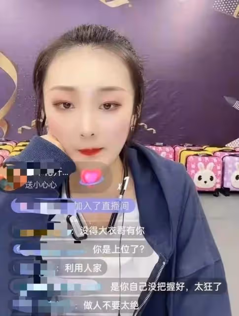 大衣哥一家懶理陳亞男離婚風波，朱小偉悠閒度日，大衣嫂直播唱歌