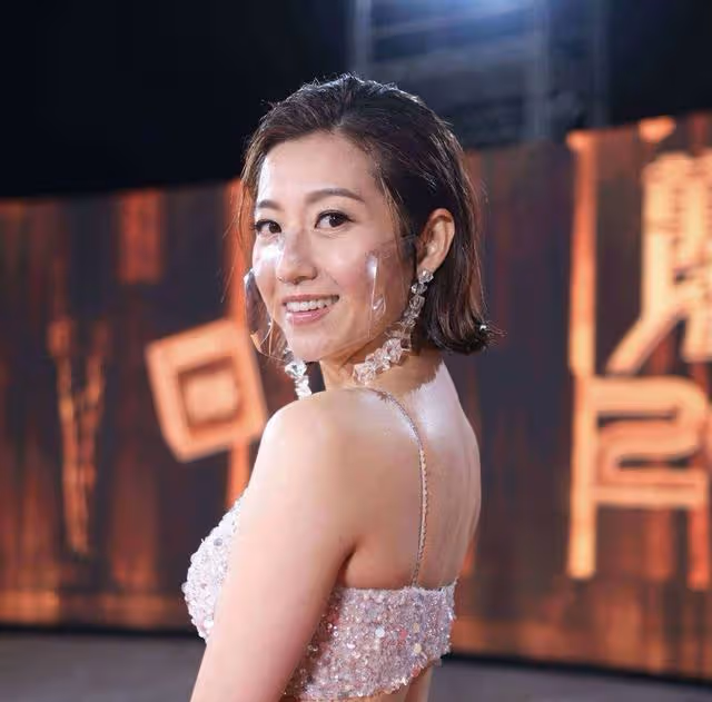 TVB視後楊茜堯低調為兒子辦百日宴，小傢伙罕見出鏡，大眼睛吸睛