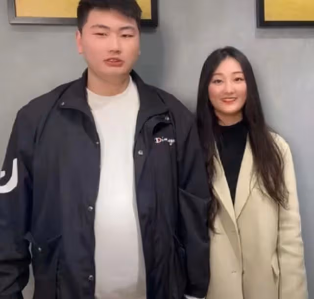 大衣哥一家懶理陳亞男離婚風波，朱小偉悠閒度日，大衣嫂直播唱歌