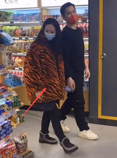 郭碧婷怎麼被婆家養成這樣！穿貂皮身形富態，走路慢吞吞一臉疲憊