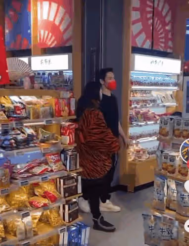 郭碧婷怎麼被婆家養成這樣！穿貂皮身形富態，走路慢吞吞一臉疲憊