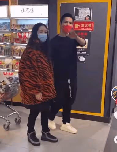 郭碧婷怎麼被婆家養成這樣！穿貂皮身形富態，走路慢吞吞一臉疲憊