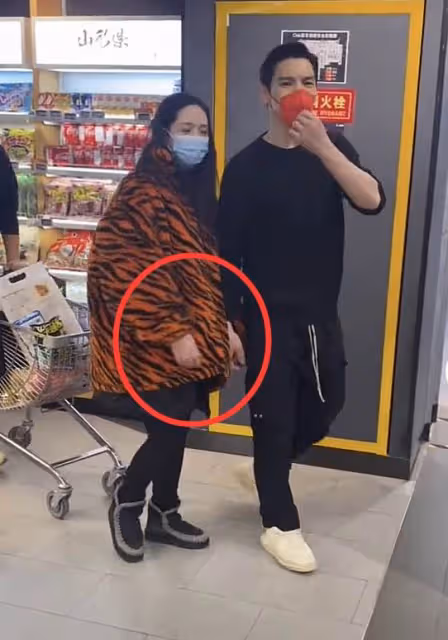 郭碧婷怎麼被婆家養成這樣!穿貂皮身形富態,走路慢吞吞一臉疲憊