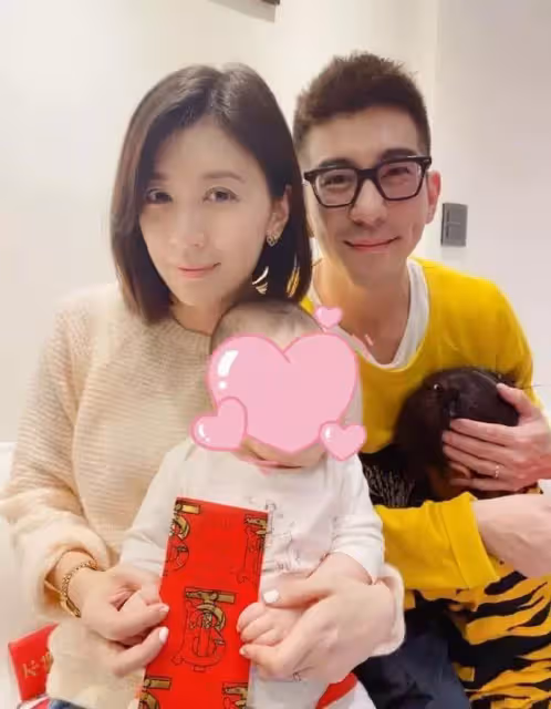 波妞吃醋! 賈靜雯抱小寶寶合照,波妞滿臉不開心,趴爸爸懷中「背對鏡頭」,完全不配合「超委屈」 網笑:這麼小就知道爭寵了