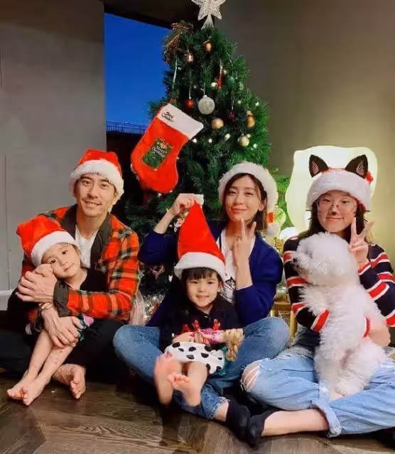 波妞吃醋! 賈靜雯抱小寶寶合照,波妞滿臉不開心,趴爸爸懷中「背對鏡頭」,完全不配合「超委屈」 網笑:這麼小就知道爭寵了