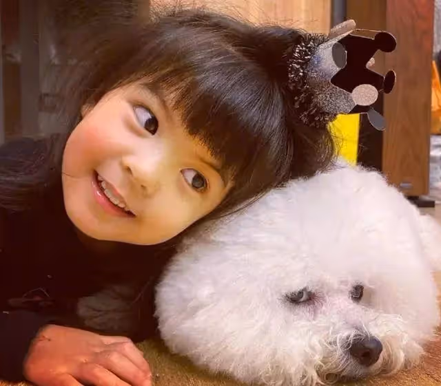 波妞吃醋! 賈靜雯抱小寶寶合照，波妞滿臉不開心，趴爸爸懷中「背對鏡頭」，完全不配合「超委屈」 網笑：這麼小就知道爭寵了