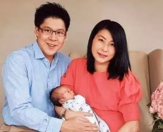 郭晶晶女兒正臉曝光!長相被贊像奶奶朱玲玲,活脫脫美人坯子,難怪爸爸變成女兒奴