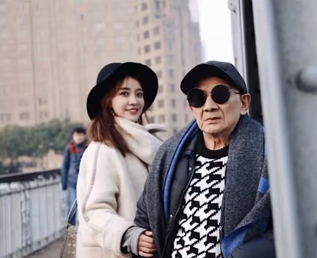太離譜！女網紅與外公合影被造謠老夫少妻，家人深受其擾後報警