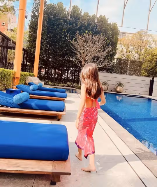 周杰倫曬6歲女兒近照！穿「美人魚裝」光腳走路，四肢修長「身材纖細」：媽媽昆凌也穿了同款~