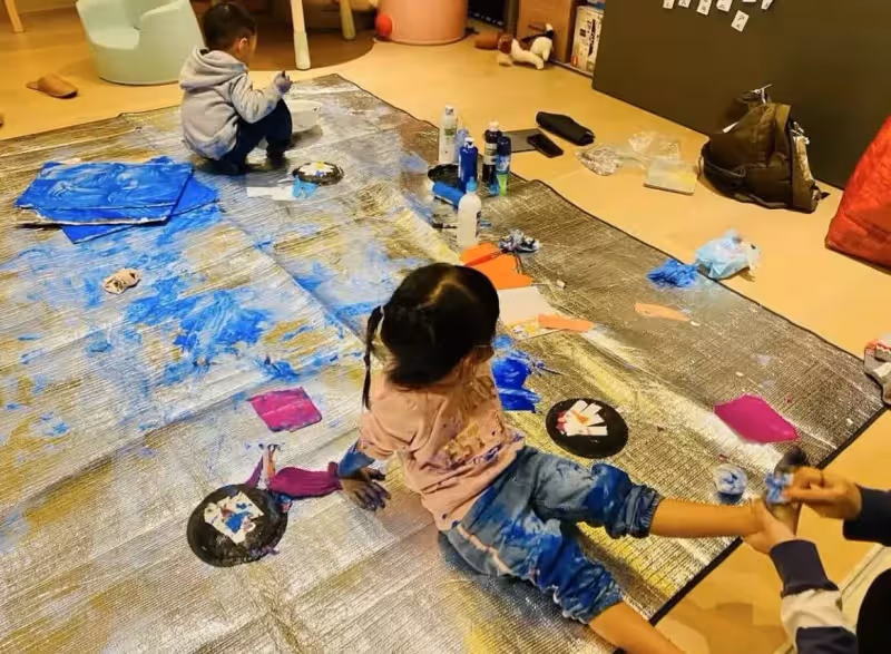周杰倫曬6歲女兒近照！穿「美人魚裝」光腳走路，四肢修長「身材纖細」：媽媽昆凌也穿了同款~