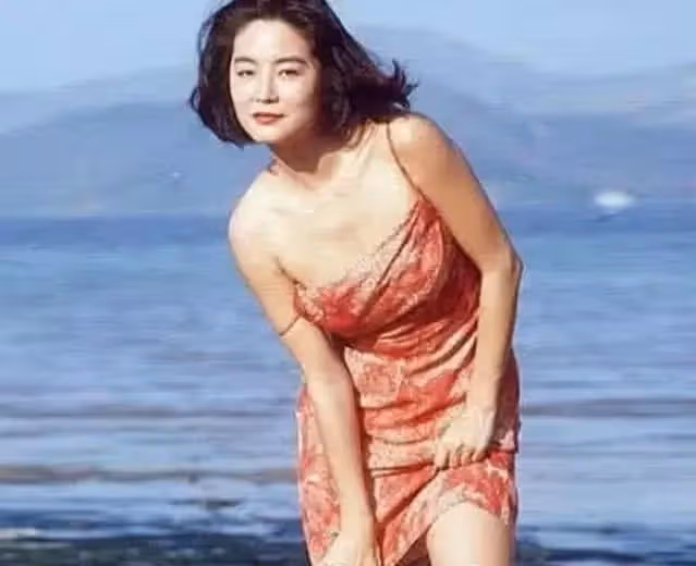 林青霞35年前照片曝光，弔帶紅裙讓男人淪陷，完美身材成了亮點！