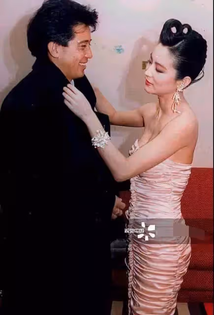 林青霞35年前照片曝光，弔帶紅裙讓男人淪陷，完美身材成了亮點！