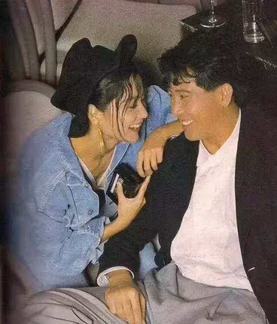 林青霞35年前照片曝光，弔帶紅裙讓男人淪陷，完美身材成了亮點！