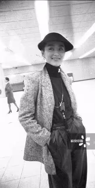 林青霞35年前照片曝光，弔帶紅裙讓男人淪陷，完美身材成了亮點！