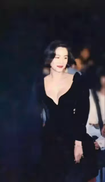 林青霞35年前照片曝光，弔帶紅裙讓男人淪陷，完美身材成了亮點！