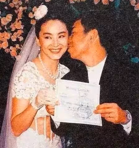 林青霞35年前照片曝光，弔帶紅裙讓男人淪陷，完美身材成了亮點！