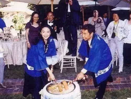 林青霞35年前照片曝光，弔帶紅裙讓男人淪陷，完美身材成了亮點！